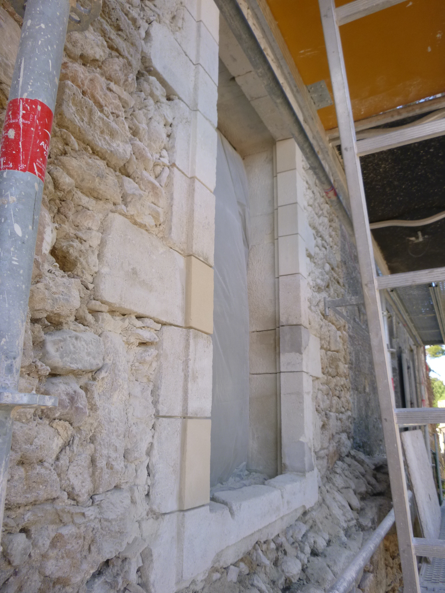 TAILLE ET POSE DE PIERRES - encadrements de baies - Rénovation Bâti ancien et Patrimoine dans l’Hérault 2RProcess à Béziers, Agde, Pézenas (34) - 05